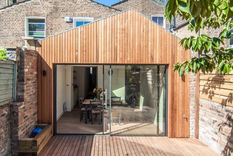 Rear garden larch clad extension Victorian terraced house London Cedar Extension, Victorian Kitchen Extension, Victorian Extension, Timber Extension, Rear Extension Ideas, Victorian Terraced House, House Extension Plans, House Cladding, Van Der Straeten