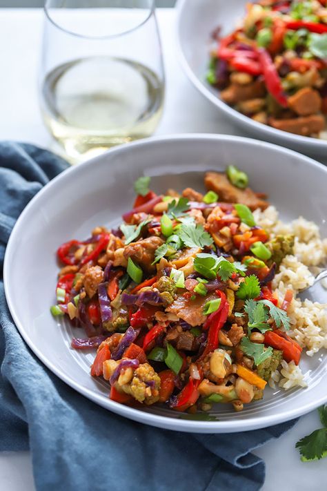 This vegan cashew "chicken" stir fry is super simple to whip up making it a great meal for busy weeknights. Vegan Cashew Chicken, Vegetarian Cashew Chicken, Stir Fried Chicken With Cashews, Thai Cashew Chicken Stir Fry, Healthy Cashew Chicken Stir Fry, Vegan Chicken Recipes, Seitan Chicken, Chicken Cashew Stir Fry, Healthy Vegan Dinner Recipes