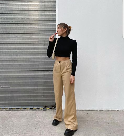 Beige Hose Outfit, Costume Beige, Models Off Duty Style, Looks Pinterest, Beige Jeans, Uni Outfits, Neue Outfits, Looks Street Style, Trik Fotografi