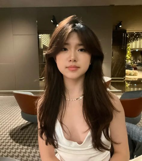 Aesthetic Mid Length Hairstyles, Soft Layers Asian Hair, Face Framing Bangs Asian, Pretty Asian Hair, Asian Layered Hair Medium Round Faces, Korean Style Haircut For Women, Asian Hair Round Face, Curtain Bangs Long Hair Asian, Brown Hair Asian Girl