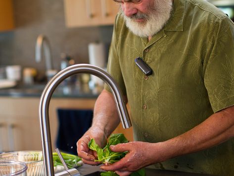 In this video, Andrew Weil, M.D., presents his five basic pillars and powerful pieces of health advice for creating and maintaining a healthy life. Andrew Weil Recipes, Dr Weil, Nutrition Activities, Andrew Weil, Nutrition Health, Health Advice, Healthy Mind, Injury Prevention, Good Health