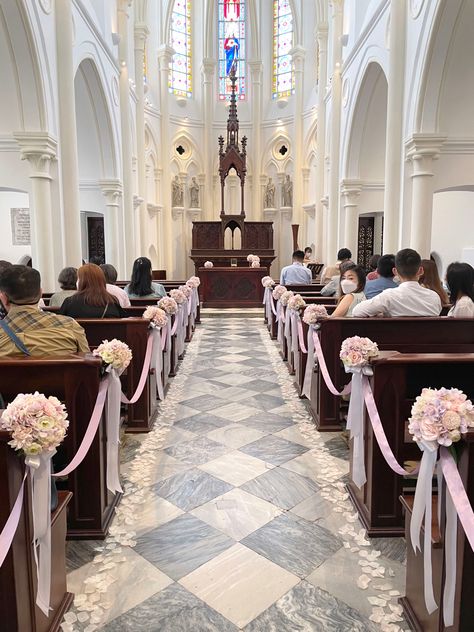 Church Wedding Decorations Aisle, Lilac Theme, Pie Wedding, Wedding Church Aisle, Lilac Decor, Christmas Wedding Themes, Church Aisle, Silver Wedding Decorations, Wedding Church Decor