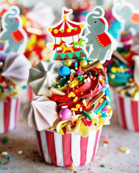 naomi | food, family & more on Instagram: “Circus Cupcakes🎪 with a chocolate cupcake base topped with meringue cookies, rainbow frosting, vanilla frosting, and three different…” Pastel Carnival Cupcakes, Circus Cupcakes Carnival, Circus Birthday Cupcakes, Circus Cupcake Ideas, Carnival Cupcake Ideas, Carnival Theme Cupcakes, Circus Theme Cupcakes, Daycare Birthday, Circus Treats