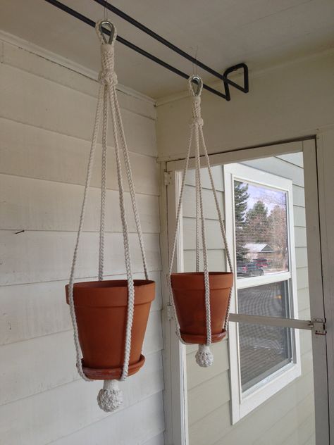 How to Make a Plant Hanger Out of Rope Make A Plant Hanger, Rope Plant, Rope Plant Hanger, Hanging Plants Diy, Diy Hanging Planter, Rope Diy, Diy Macrame Plant Hanger, Hanging Plant Holder, Diy Plant Hanger