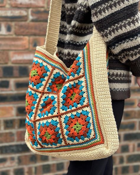 Crochet bags for all occasions! ✨ Our latest colourway of Sara’s Granny Square Holiday bag ‘Rich’ has a real vintage 70’s vibe. It’s crocheted in @knitsirdar Stories DK. You could even line the finished bag with an old pillowcase if you prefer to have a lining. Find more crochet bag inspiration on our website. Search 🔍’crochet bag’. 💛 Lemon bag with white straps- Cosmo Tote Sirdar pattern 10750. 💜Purple hexagon bag - @westyorkshirespinners Elements DK Leonara bag. 💙 @rico_design Cotton... Hexagon Bag, Lemon Bag, Block Stitch, Bag Inspiration, Granny Square Bag, Holiday Bag, Real Vintage, Crochet Squares, Crochet Bags