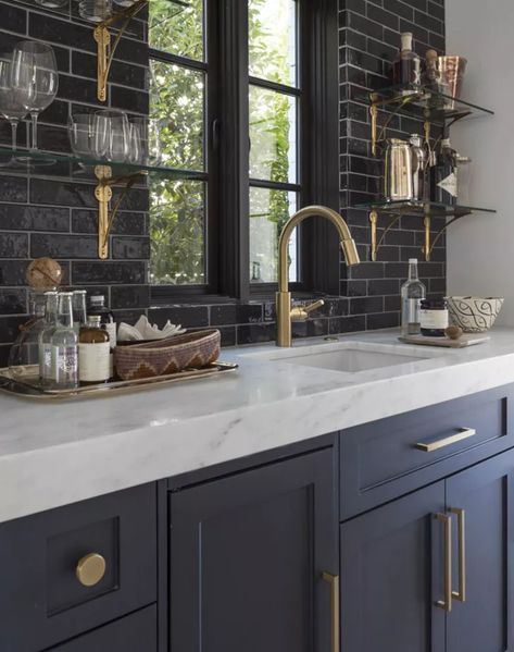 Navy Blue Kitchens are Gorgeous and Trending - PureWow Barndominium Kitchen, Farrow And Ball Kitchen, Dark Blue Kitchens, Mediterranean Style Home, Kabinet Dapur, Herringbone Backsplash, English Kitchens, Metal Barn, Brass Kitchen