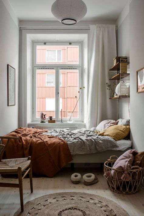 Transform Your Small Bedroom with These Creative Bedroom Small Bedroom One Window, Small European Bedroom, Small Window Bedroom Ideas, 16m2 Bedroom, Cosy Bedroom Ideas For Small Rooms, Mini Bedroom Ideas Small Spaces, Narrow Bedroom Design, Narrow Bedroom Ideas Layout, Narrow Room Ideas