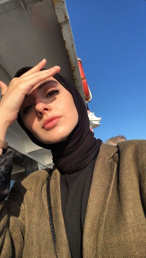 Beau Hijab, Hijab Turkish, Muslim Fashion Hijab Outfits, Hijab Aesthetic, Hijab Style Casual, Hijabi Fashion Casual, Poses Instagram, Self Portrait Poses