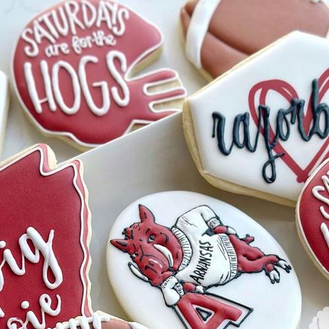 Morgan Saint on Instagram: "I’m a fan of college football cookies no matter who you’re goin’ for🐗♥️🏈 #cowtowncookieco #fortworthcookies #aledocookies #woopig #woopogsooie #callthehogs #arkansasrazorbacks #footballcookies #tailgateparty #arkansasvsauburn #razorbackcookies" Arkansas Razorback Cookies, University Of Arkansas Cookies, College Cookies, Football Cookies, Cookie Crumble, Graduation Party Planning, University Of Arkansas, Cookie Inspiration, Arkansas Razorbacks