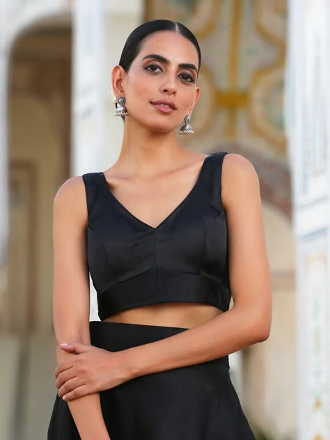 Black Saree Blouse, Sabyasachi Designer, Modest Maxi Dress, Choli Blouse, Black Blouse Women, Party Wear Saree, Silk Dress Long, Black Saree, Sari Blouse