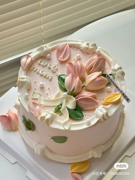 Spring Cake Aesthetic, 20 Cake Birthday, Tulip Birthday Cake, Flower Cake Aesthetic, Flower Theme Cake, Korean Cake Aesthetic, Artsy Cake, Floral Buttercream Cake, Birthday Cake For Women Elegant