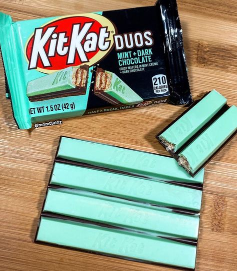 Kit Kat Is Releasing A Dark Chocolate And Mint Candy Bar PermanentlyDelish Creamy Chicken Pesto Pasta, Kit Kat Flavors, Chicken Pesto Pasta, Chicken Pesto, Sweet Gift Ideas, Makanan Diet, Mint Candy, Chocolate Wafers, Japanese Snacks