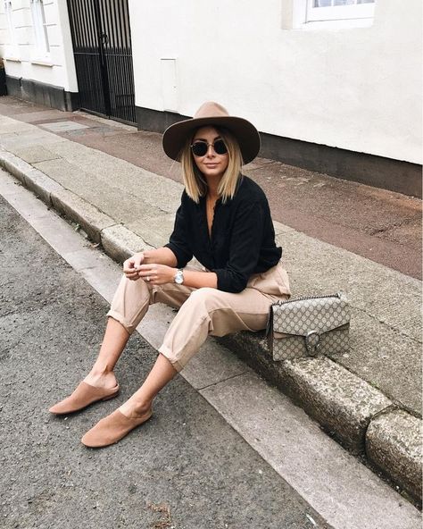 nude beige fedora hat look, beige camel chino pants and a black button down shirt paired with a fedora hat for a cool look, Outfits Formal, Minimalist Moda, Look Zara, Minimalist Summer, Best Online Shopping Sites, Trendy Hat, Beige Pants, Elegante Casual, Trendy Summer Outfits