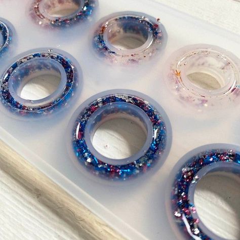 Resin Rings Tutorial, Uv Resin Rings Diy, How To Make Resin Rings Diy Tutorial, Epoxy Resin Rings Diy, Epoxy Rings Diy, Resin Jewelry Ideas Inspiration, Resin Rings Diy How To Make, How To Make Resin Rings, Resin Rings Diy