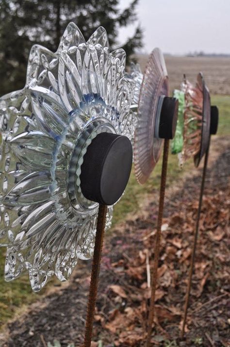 Glass Yard Flowers, Tin Can Yard Art Ideas, Recycled Glass Projects Ideas, Garden Plate Flowers, Garden Plates Ideas, Flowers Made From Plates, Flower Plates Garden Art, Glass Plates Crafts, Wire Whisk Crafts