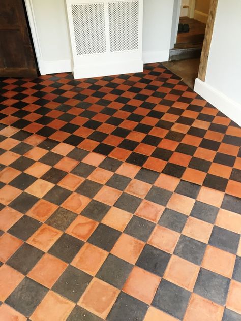 Quarry Tiles Kitchen, Checkered Floor Kitchen, Quarry Tile Floor, Neutral Tile, Black Floor Tiles, Tiled Hallway, Creative Flooring, Checkerboard Floor, Tiled Floor