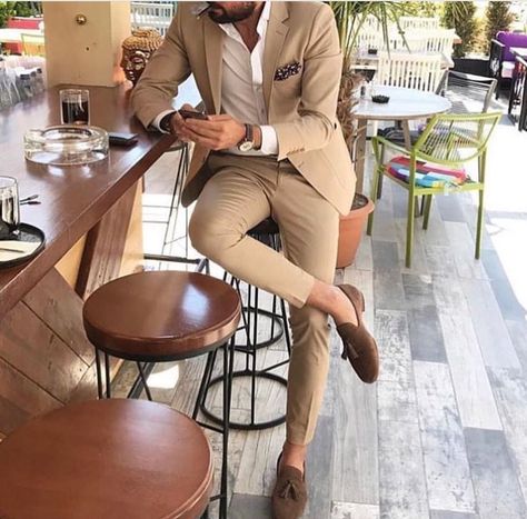 Tan Suit Instagram Class, Men Suits Wedding, Terno Slim, Tan Suit, Herren Style, Beige Suits, Groomsmen Suits, Fashion Suits For Men, Mens Fashion Classy