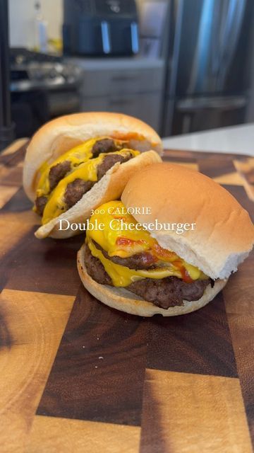 Low Cal Burgers, Calvin Kang Recipes, Low Calorie Burgers, Low Calorie Burger, Low Calorie Cheeseburger, Cheeseburger Mcdonalds, Double Cheeseburgers, Low Calorie Cheese, Health Meal Prep