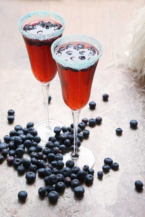 New recipe! A brand NEW cocktail to help you ring in 2019! Blueberry & Bubbles Champagne Punch | MarlaMeridith.com Blueberry Punch, Champagne Punch Recipes, Rice Breakfast, Red Curry Noodle Soup, Champagne Punch, Coconut Baking, New Years Eve Food, Breakfast Porridge, Champagne Cocktails