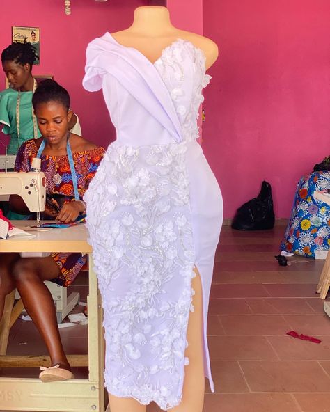 Mrs Boakye💍 on Instagram: “Dress available and selling at 170cedis with free delivery across gh contact 0543098812” Lace Dress Short, White Lace Dress Short, Lace Dress Classy, African Traditional Wedding Dress, African Lace Styles, Thanksgiving Dress, Best African Dresses, Short African Dresses, Lace Gown Styles