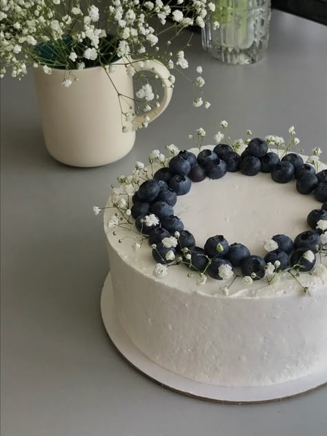 Blueberry First Birthday Cake, Minimalistic Cake Designs, Simple Cake With Flowers, Aesthetic Cakes Birthday, Simple Cake Decor, Blueberry Wedding Cake, Birthday Cake Blueberry, Blueberry Birthday Party, Blueberry Birthday Cake