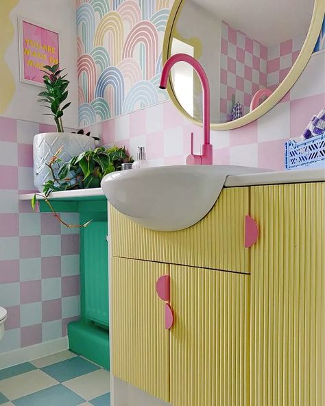 Pastel Home Decor Modern, Bright Colorful Home Interior, Clown Room, 80s Bathroom, Quirky Bathroom Decor, Pastel Interiors, Pastel Bathroom, Colourful Bathroom, Retro Bathroom Decor