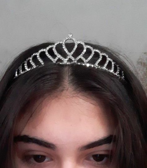 Tiara Outfit Casual, Prom Tiara Hairstyles, Birthday Crown Aesthetic, Coronas Aesthetic, Bday Tiara, Aesthetic Tiara, Tiara Aesthetic, Night Walking Aesthetic, Prom Tiaras