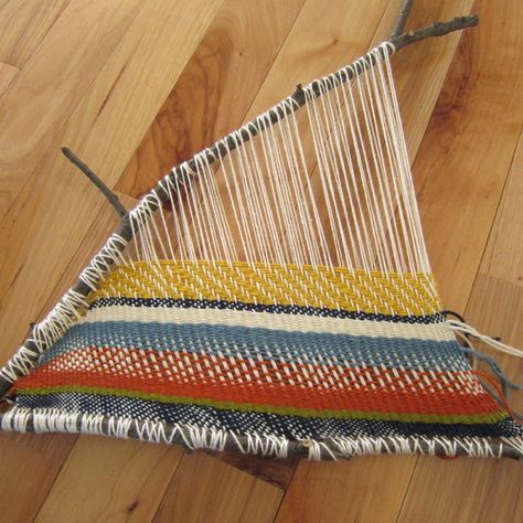 Twig Weaving, Weaving Instructions, Branch Weaving, فن النسيج, Nature Activity, Hantverk Diy, Fun Friday, Macrame Weaving, Weaving Loom