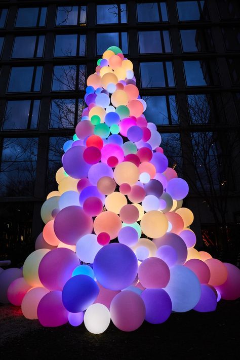 glowing orbs in various colors light up like a christmas tree Upside Down Christmas Tree, Christmas Balloon Decorations, Big Christmas Tree, Office Candy, Creative Christmas Trees, Christmas Balloons, Cool Christmas Trees, Christmas Yard, Christmas Garden