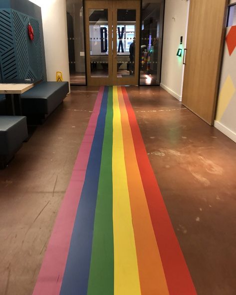 Lgbtq Event Ideas, Pride Decorations Party, Pride Month Office Decor, Pride Office Decorations, Lgbtq Decoration Ideas, Diy Pride Decorations, Pride Month Decor, Pride Booth Ideas, Pride Decorations Ideas