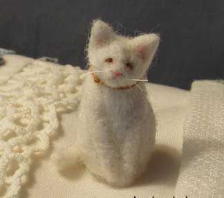 Small Needle Felting Projects, Cat Felting, Living Felt, Felt Kitty, Felt Cats, Cat Felt, Diy Felt Christmas Ornaments, Felting Diy, Felted Cat