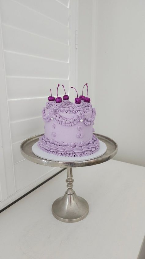 Purple Lambeth Cake, Lavender Theme Cake, Lavender Color Cake, Cute Purple Cake, Light Purple Cake, Pastel Purple Cake, Purple Cake Aesthetic, Dark Purple Cake, Purple Buttercream Cake