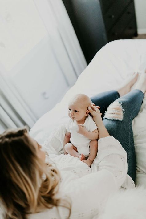 Baby Lifestyle Photography, Mom And Newborn, Newborn Family Pictures, Mother Baby Photography, Family Photos With Baby, Foto Newborn, Lifestyle Newborn Photos, Newborn Photography Boy, Family Maternity Photos