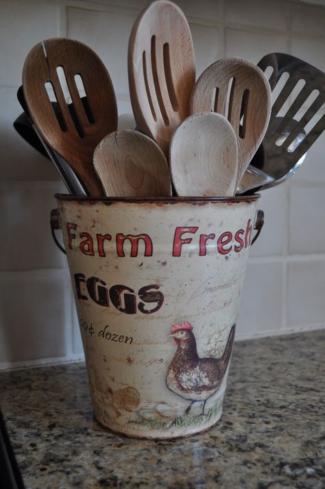 Farm Kitchen Ideas, Chicken Kitchen, Galvanized Buckets, Rooster Kitchen, Rooster Decor, Chicken Decor, Metal Bucket, Farm Kitchen, Vintage Kitchen Decor