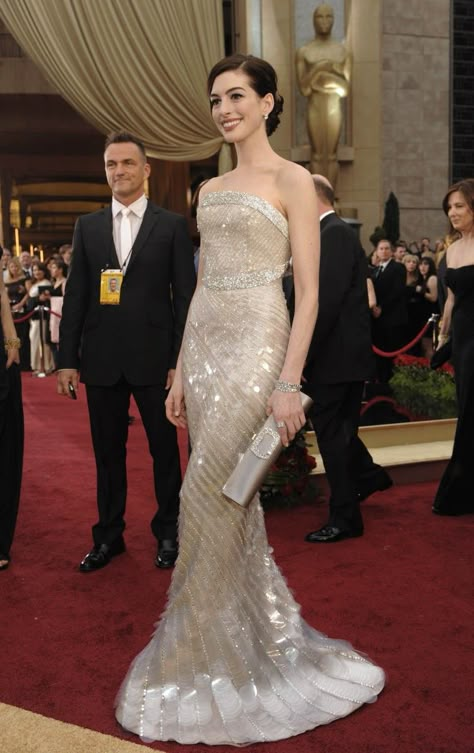 Anne Hathaway Oscar, Best Oscar Dresses, Oscar Gowns, Oscar Fashion, Oscar Dresses, Red Carpet Gowns, Red Carpet Style, Beauty Dress, The Oscars