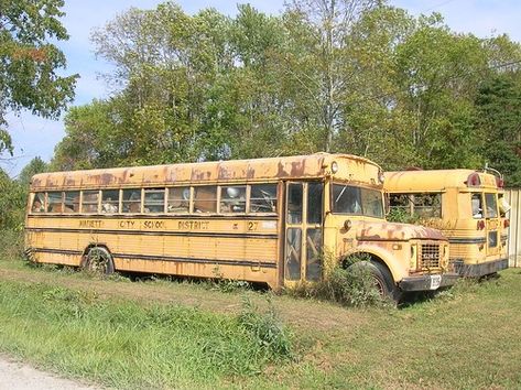 Abandoned School, Bus School, Bus City, Old School Bus, School Buses, Abandoned Things, Old Garage, Vintage Vehicles, Vintage School