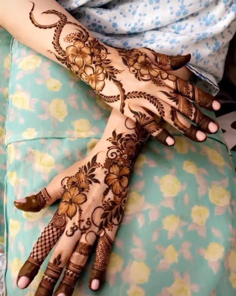 New Mahendi Design 2023 Back Hand, Palm Mehndi, Mehndi Designs Simple, Front Mehndi Design, Back Hand Mehndi, Palm Mehndi Design, Khafif Mehndi Design, Simple Mehendi Designs, Designs Mehndi