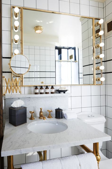 Bathroom design of the Ludlow hotel with brass Hollywood style mirror and marble basin - The Ludlow Hotel, New York - a boutique hotel with a unique retro style design taking the city by storm. Explore the hotel and its design over on the Martyn White Designs blog. #hotel #ludlownewyork #interiordesign #newyork Hotel Style Bathroom, Ludlow Hotel, Casa Cook, Great Bathrooms, Bathroom Goals, Hotel Bathroom, Bad Design, Lower East Side, Hotel Decor