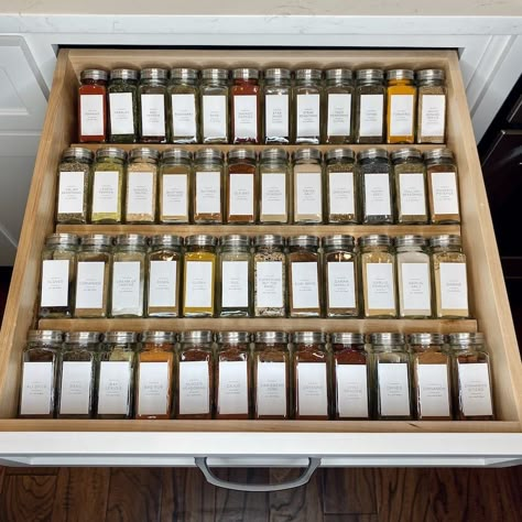 Simple DIY Spice Drawer Organization Project - Keto Karma Diy Spice Rack Ideas, Aesthetic Drawer, Spice Drawer Organization, Build A Spice Rack, Diy Spice Jars, Organization Dresser, Organizing Aesthetic, Spice Rack Ideas, Drawers Diy