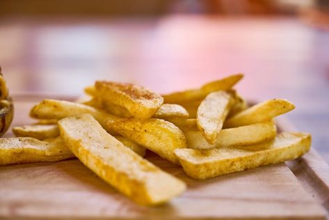 Copycat Wendy's French Fries Recipe | Recipes.net Red Robin Fries, French Fries At Home, Roasted Parsnips, Chicken Burgers Recipe, French Fries Recipe, Sweet Potato Fries Baked, Crispy French Fries, Baking With Honey, Fries Recipe