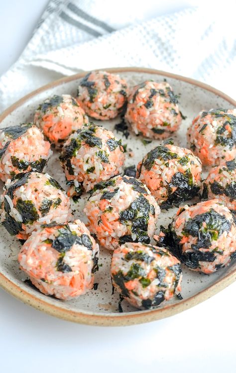 Tuna Rice Balls Recipe, Sushi Rice Balls, Crab Rice Balls, Korean Rice Balls, Salmon Rice Balls, Tuna Mayo Rice Balls, Seaweed Rice Balls Recipe, Rice Ball, Rice Balls Recipe