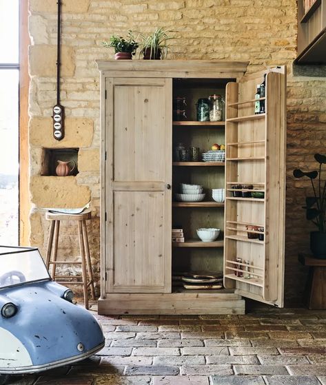 The unfitted kitchen trend - Homes and Antiques Marble Top Kitchen Island, Kitchen Larder Cupboard, Unfitted Kitchen, Kitchen Boho, Kitchen Larder, European Kitchen, Larder Cupboard, Pantry Cupboard, Freestanding Kitchen