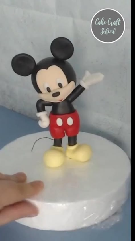 How To Make Fondant, Easy Fondant Decorations, Mickey Mouse Template, Fondant Dog, Fondant Flower Tutorial, Fondant Figures Tutorial, Fondant Cake Designs, Clay Crafts For Kids, Buttercream Cake Decorating