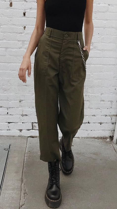 I like the combat boots w/the cropped, khaki pants! Mode Edgy, Casual Girl, Grunge Outfits, Every Girl, Pants Outfit, High Waisted Pants, Teen Fashion, Look Fashion, Casual Chic