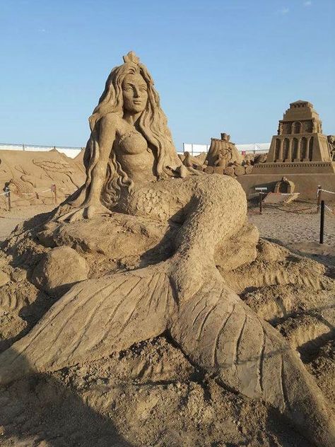 Mermaid Sand Art Sandcastle Art, Mermaid Garden, Sand Sculpture, Mermaid Statues, Mermaid Photos, Snow Sculptures, Beach Stuff, Sand Crafts, Castle Art