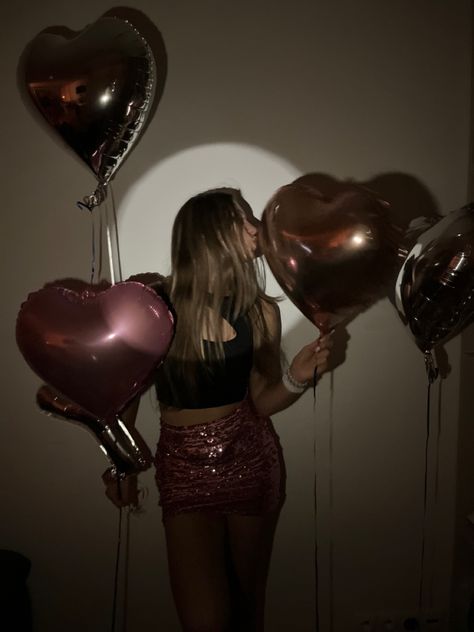 Sweet 16 Insta Post Ideas, Bday Balloons Aesthetic, Heart Balloon Wall Photoshoot, Birthday Ballon Photos, Birthday Balloon Photoshoot Ideas, Birthday Pic Ideas Aesthetic, Poses With Balloons Birthday Photos, Birthday Photoshoot Ideas Balloons, 19th Birthday Ideas Photo Shoot