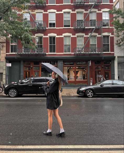 Rainy Day Aesthetic Outfit, Winter Rainy Day Outfit, Rainy Photoshoot, Rainy Day Pictures, Rainy Day Outfit Aesthetic, Rainy Day Photos, Rainy Day Outfits, Nyc Photoshoot, Nyc Instagram