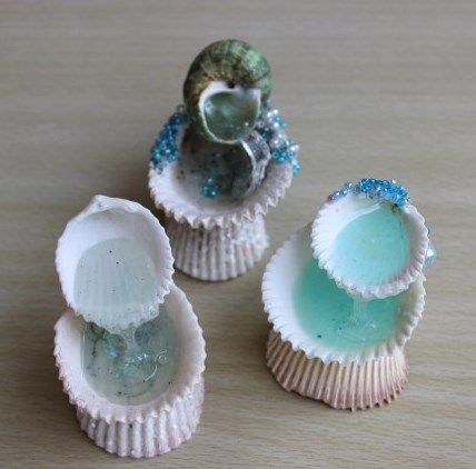 Kitchen Funky, Coffee Homemade, Diy Furniture Ideas Easy, Fairy Garden Pots, Art Coquillage, Seashell Projects, Diy Furniture Ideas, Mermaid Crafts, Fairy Garden Designs