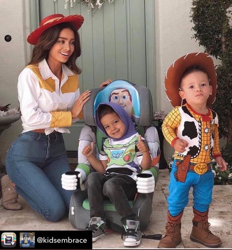 Toy Story Party Outfit Ideas, Toy Story Piñata Ideas, Toy Story Costumes Family, Toy Story Halloween Costumes Families, Toy Story Birthday Outfit, Toy Story Family Costumes, Disfraz Toy Story, Toy Story Halloween, Toy Story Costumes