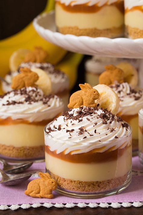 Mini Banana Cream Pies {with Salted Caramel Sauce} - Cooking Classy Banana Cream Pie Cups, Cup Pies, Pie Cups, Awesome Desserts, Mason Jar Desserts, Mini Bananas, Dessert In A Jar, Individual Desserts, Salted Caramel Sauce